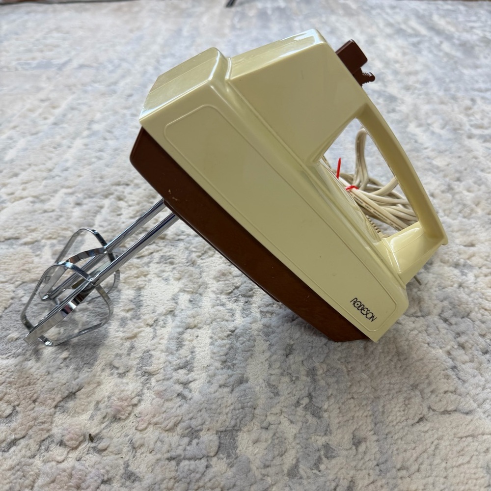 Vintage Robeson Hand Mixer w/Beaters 5-speed Almond & brown country kitchen